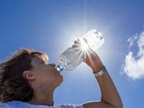 Uống nước đóng chai, nhớ tránh xa chỗ nắng