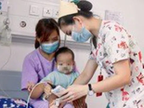 Trẻ nhỏ bị ù tai, giảm thính lực vì bị viêm tai giữa