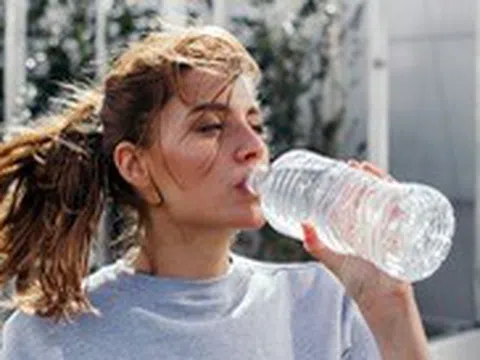 Uống nước từ chai nhựa có làm tăng nguy cơ mắc tiểu đường loại 2?