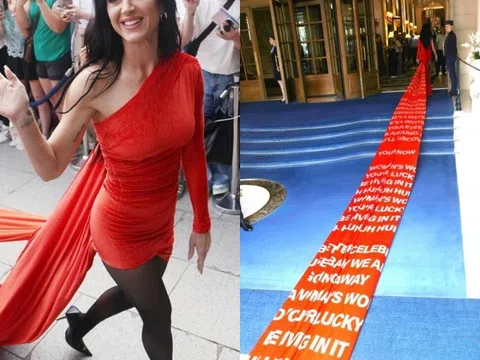 Katy Perry mặc váy dài 183 m