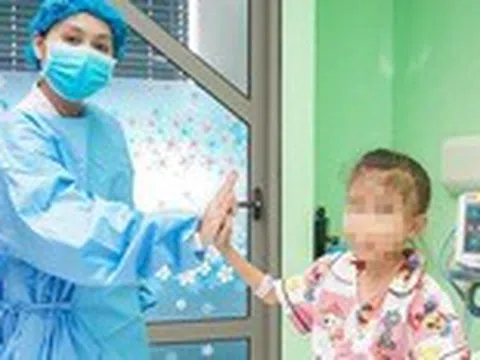 Bé gái 7 tuổi ‘hồi sinh’ nhờ quả thận bà nội hiến tặng