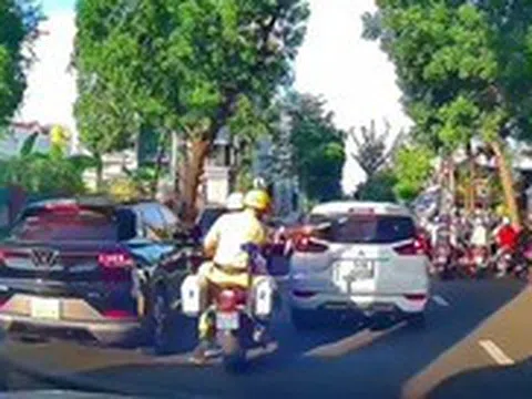 Cảnh sát giao thông mở đường cho ô tô chở sản phụ vỡ ối kịp đến viện, nhận mưa lời khen