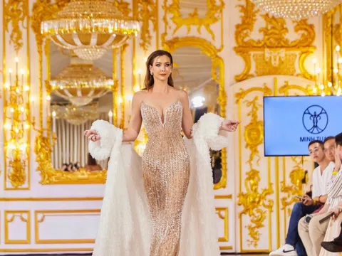 Miss Universe 2005 diễn đầm cưới đính kết pha lê, ngọc trai