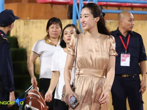 Thời trang cổ vũ bóng đá của Đỗ Mỹ Linh