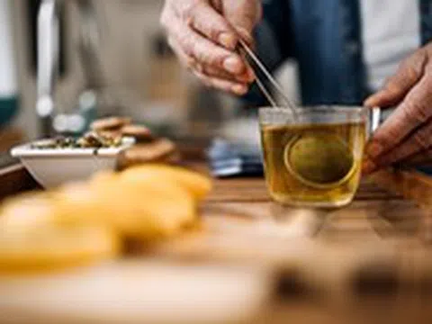 Uống mật ong pha nước ấm buổi sáng rất tốt nhưng cần tránh sai lầm này