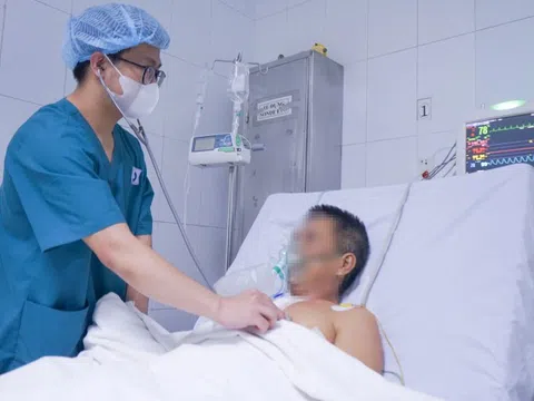 Người đàn ông U60 vỡ tim khi đang nâng tạ