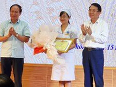 Khen thưởng nữ điều dưỡng cứu sống bé 7 ngày tuổi bị sặc sữa