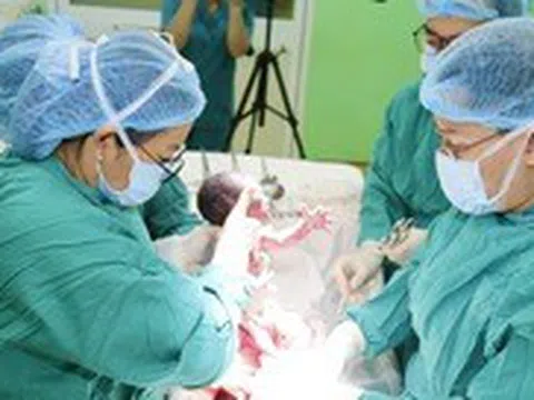 Thêm một em bé từng thông tim bào thai chào đời: 'Vỡ òa niềm vui sướng'