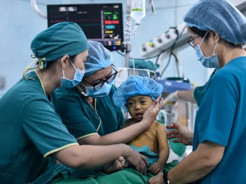 Cuộc đại phẫu ghép gan 'hồi sinh' bé trai ở TP.HCM