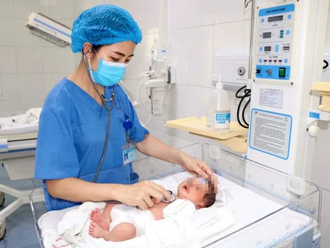 Cứu bé sơ sinh bị bỏ rơi, giòi bu kín cơ thể