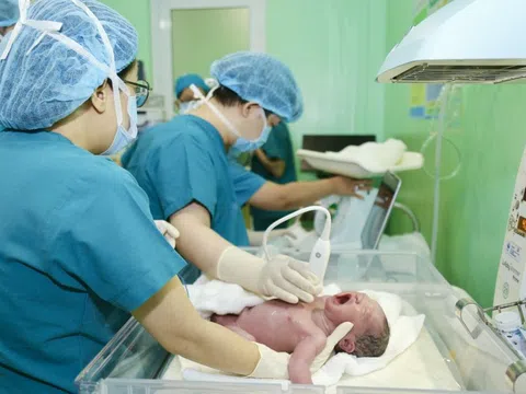 Thêm một em bé từng thông tim bào thai chào đời