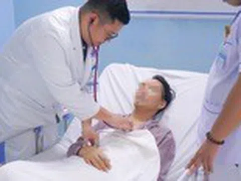 Cứu sống một người đàn ông đột ngột ngã lăn xuống đất và ngừng thở