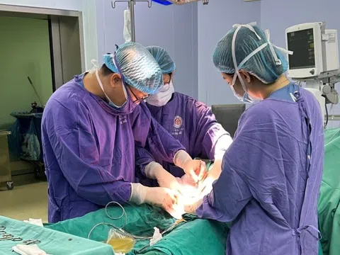 Người đàn ông phải cắt bỏ tinh hoàn sau dấu hiệu lạ ở bụng