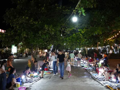 Chợ đêm chỉ bán mực nháy ở Nghệ An