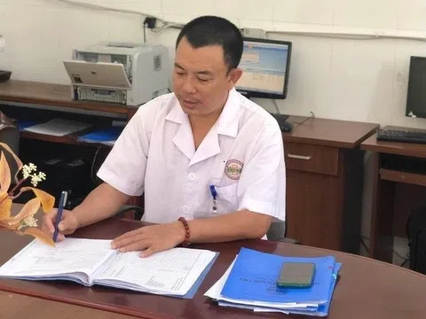 Bác sĩ đuổi theo xe máy người lạ cứu trẻ bị đuối nước, ngừng tim