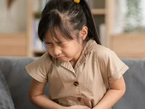 Con đi ngoài máu tươi liên tục, bố mẹ bất ngờ khi biết lý do