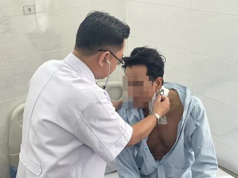 Cứu người đàn ông bị bạn nhậu đâm xuyên cổ