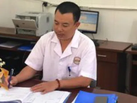 Bác sĩ đuổi theo xe máy, cứu bé 2 tuổi ngừng thở vì đuối nước