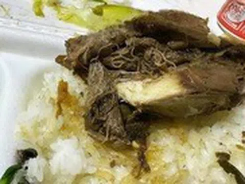 Nghi vấn quán cơm bán đồ ăn có giòi tại Hạ Long