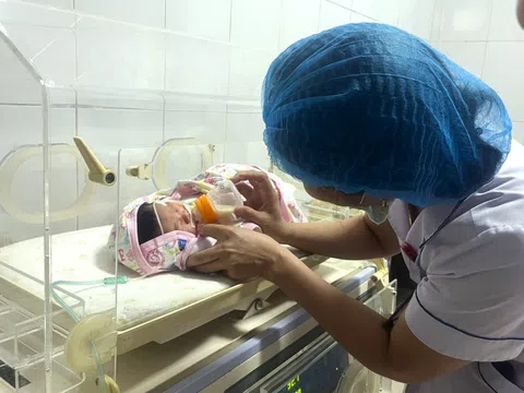 Cứu bé sơ sinh bị bỏ rơi trong túi nylon