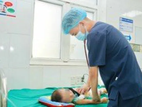Giây phút bác sĩ Nhân Hậu cứu sống bé trai 2 tuổi ngừng thở