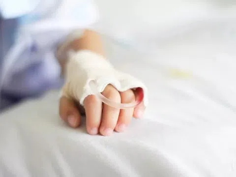 Bé gái tổn thương gan, suy hô hấp sau 4 ngày sốt cao