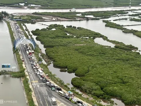 Du khách đổ xô rời đảo, phà Cát Bà tắc dài