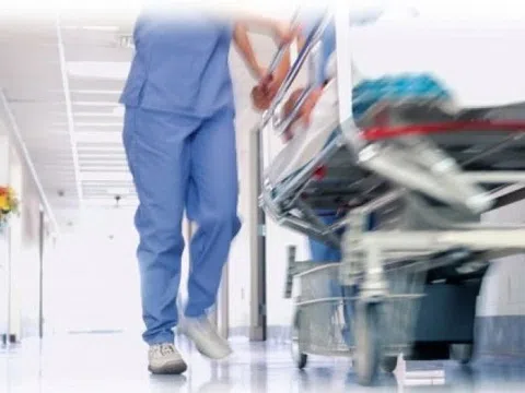 Người đàn ông phải đi cấp cứu sau khi nhổ răng