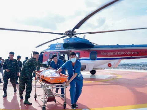 Trực thăng đưa 2 bệnh nhân ở Trường Sa về TP.HCM cấp cứu