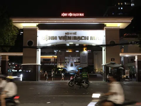 Cảnh tượng khác lạ ở Bệnh viện Bạch Mai sau giờ hành chính