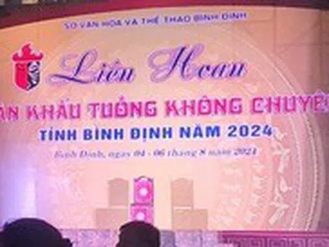 Đang diễn tuồng trên sân khấu, nghệ nhân đột nhiên ngã gục rồi tử vong