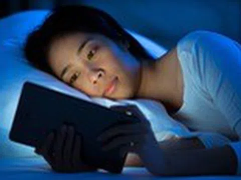 Ánh sáng xanh từ điện thoại tác động xấu đến làn da