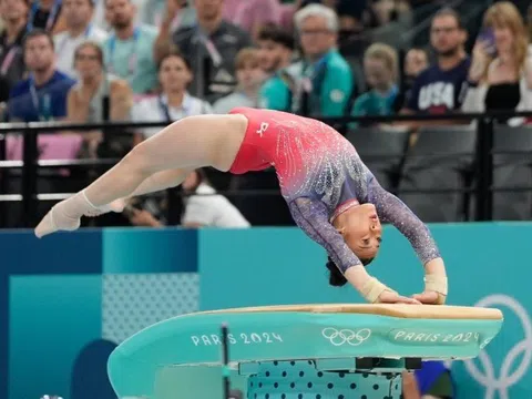 Trang phục đội thể dục dụng cụ Olympic Mỹ đính 15.000 viên pha lê