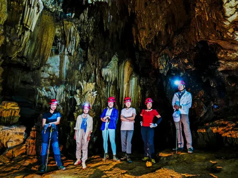 Thám hiểm lòng hố sụt trong công viên địa chất Non Nước