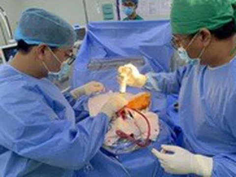 Phẫu thuật cho bé gái bị chiếc kéo đâm xuyên sọ