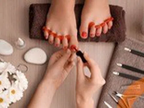 Làm móng: Đừng để làm đẹp thành... làm khổ bàn tay, bàn chân