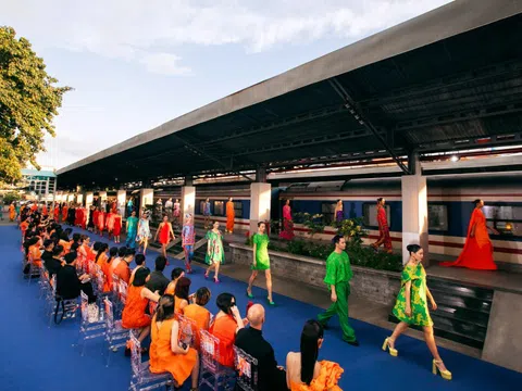 Dàn mẫu catwalk giữa ga Sài Gòn