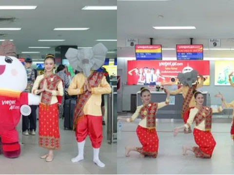 'Hướng dẫn viên' Voi vui vẻ đón khách trên chuyến bay Vietjet