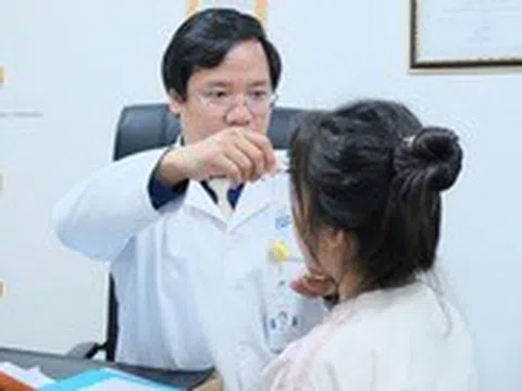 Cô gái sưng lệch mặt vì tự nặn mụn, đắp thuốc đông y