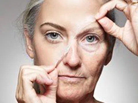 Con người già đi đáng kể ở hai giai đoạn nào trong đời?