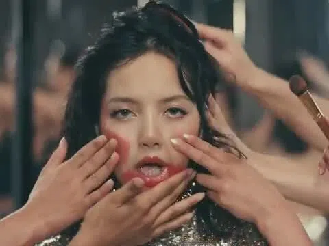 Lisa diện áo của nhà mốt Việt trong MV