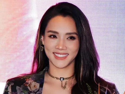 Trang Nhung tái xuất sàn diễn
