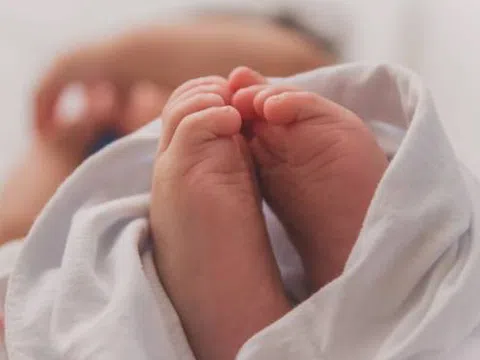 Em bé sinh non trên máy bay trong 'bọc điều', không thở, không có mạch được cứu kỳ diệu