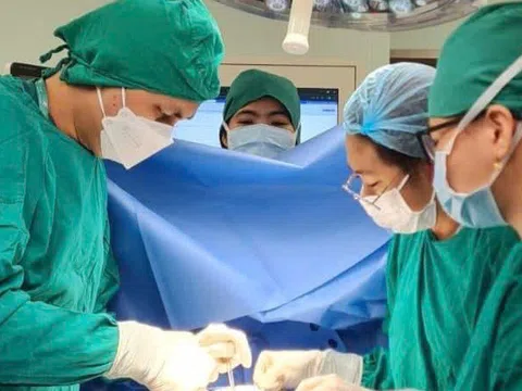 Cấp cứu một bé gái thủng dạ dày do thói quen nuốt tóc, rơm rạ...