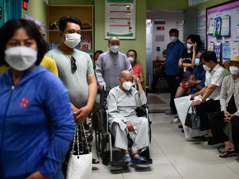 Người TP.HCM cũng chật vật đi khám bệnh từ 3h sáng