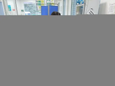 Bé 8 tuổi sợ nước, sốt cao sau 1 tháng bị chó cắn