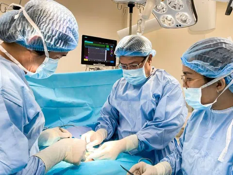 Bé 10 tháng tuổi nguy kịch do lồng ruột, phải cắt bỏ một phần ruột non và đại tràng
