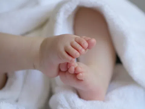 Bé sơ sinh bị nhiễm khuẩn và nhiều bệnh nặng khi vừa chào đời