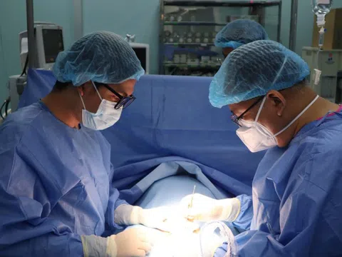 Nam thanh niên bị cơ bida đâm xuyên 'hạ bộ'