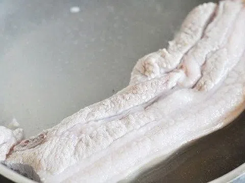 Chần thịt qua nước sôi trước khi chế biến tưởng sạch ai ngờ lại... sai lầm